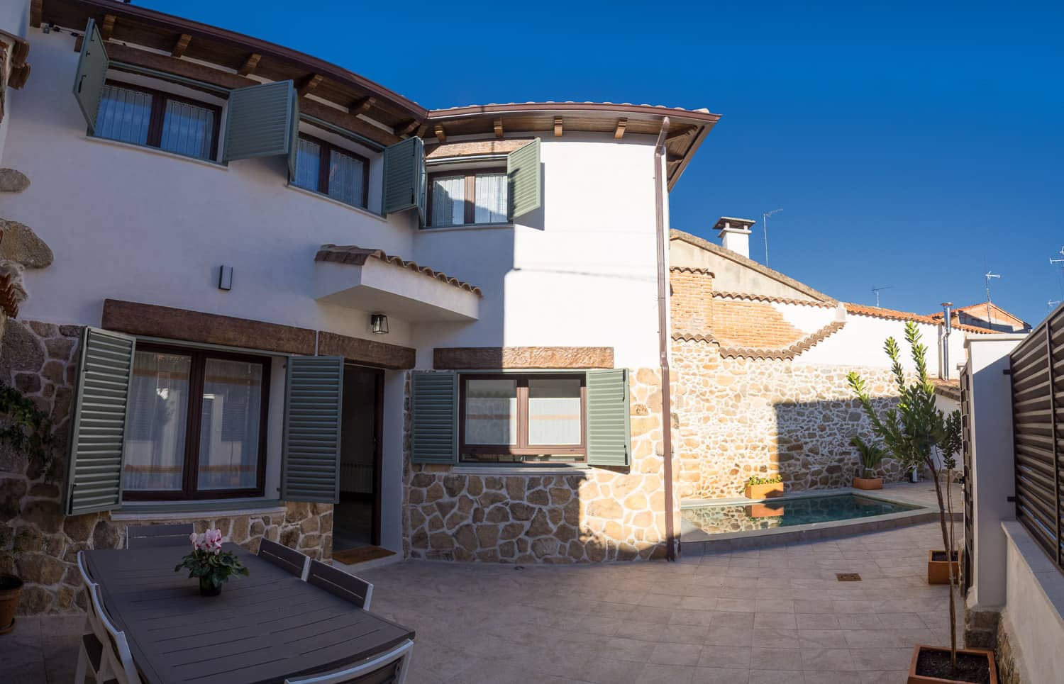 CASA EXTERIOR PATIO La Casina de Navalcán