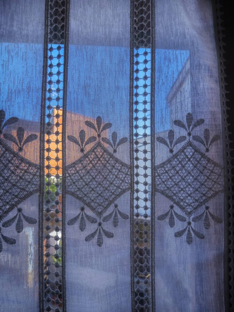 Detalle cortinas baño suite La Casina de Navalcán